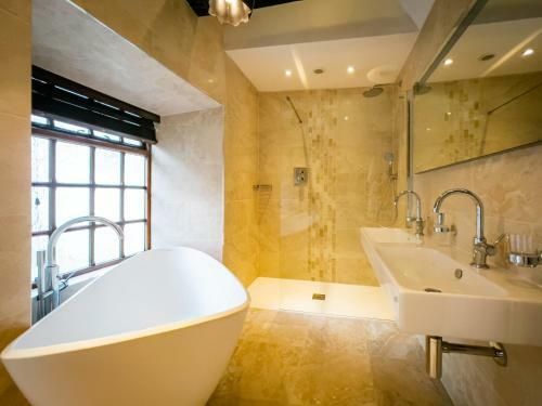 Grade 2 Listed 2 Bedroom Pet Friendly - Parking - 2 Mins From Bowness - Very Quiet