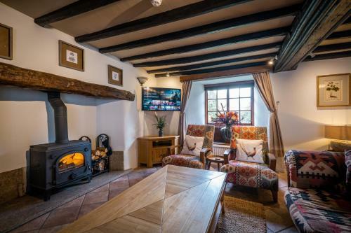 Grade 2 Listed 2 Bedroom Pet Friendly - Parking - 2 Mins From Bowness - Very Quiet