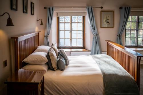 Grade 2 Listed 2 Bedroom Pet Friendly - Parking - 2 Mins From Bowness - Very Quiet