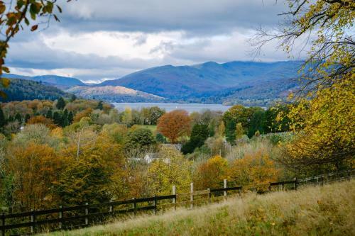 Grade 2 Listed 2 Bedroom Pet Friendly - Parking - 2 Mins From Bowness - Very Quiet