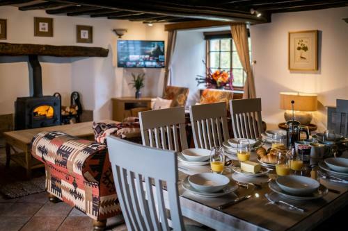 Grade 2 Listed 2 Bedroom Pet Friendly - Parking - 2 Mins From Bowness - Very Quiet