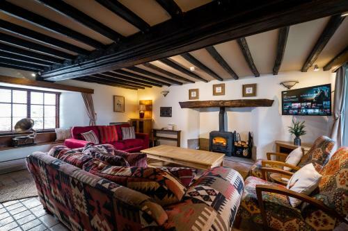 Grade 2 Listed 2 Bedroom Pet Friendly - Parking - 2 Mins From Bowness - Very Quiet