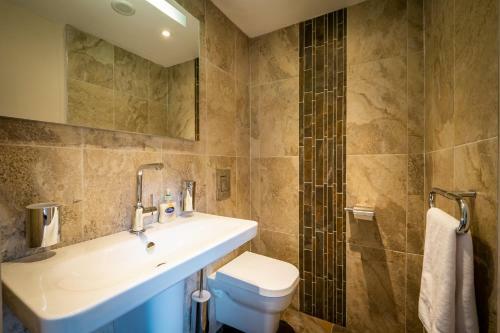 Grade 2 Listed 2 Bedroom Pet Friendly - Parking - 2 Mins From Bowness - Very Quiet
