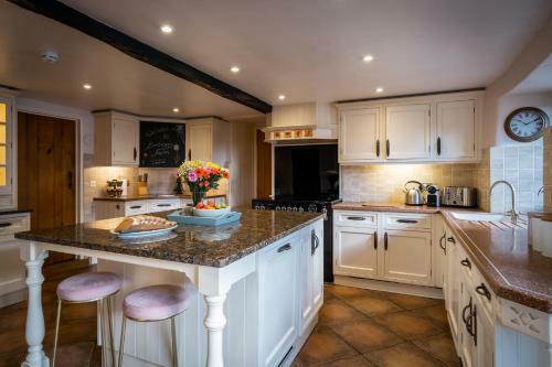 Grade 2 Listed 2 Bedroom Pet Friendly - Parking - 2 Mins From Bowness - Very Quiet