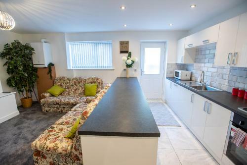 Fantastic Large House With Private Parking