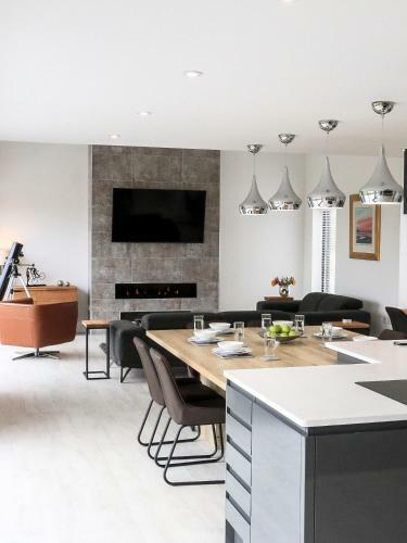 Black Barn Skye - Contemporary 3 Bed / 4 Bath Home