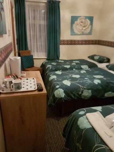 Hostal The Halifax Hotel