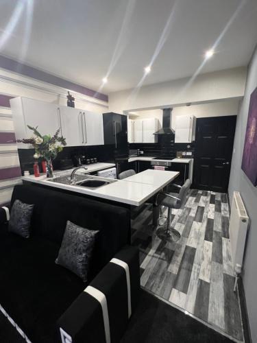 Boutique Blackpool 2 Bed Grey Apartment Sleeps 10