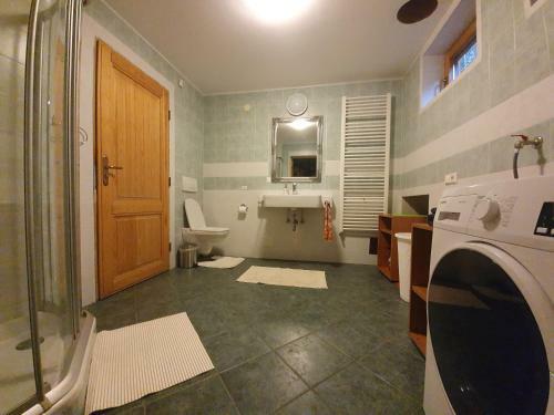 Cosy Spacious Wooden Chalet Na Hrib
