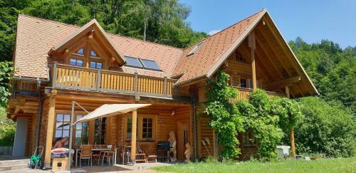 Cosy Spacious Wooden Chalet Na Hrib