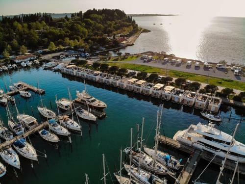 Marina Luxury Houseboat Lavender