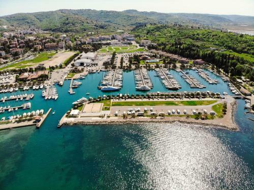 Marina Luxury Houseboat Lavender