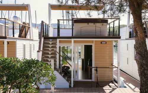 Marina Luxury Houseboat Lavender