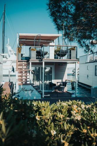 Floating House Memory