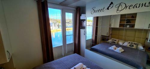 Floating Sea House Miraboat