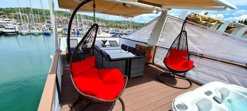 Floating Sea House Miraboat
