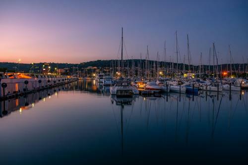 Floating Seahouse Ocean Beauty 1