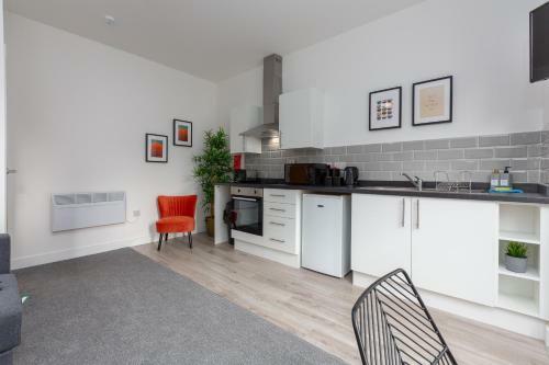 Charles Alexander Short Stay - Charnley House Apartments