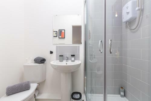Charles Alexander Short Stay - Charnley House Apartments