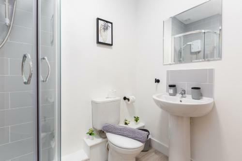 Charles Alexander Short Stay - Charnley House Apartments