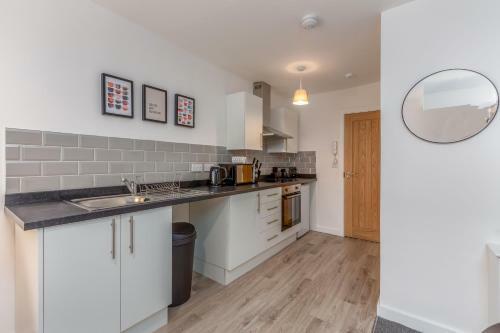 Charles Alexander Short Stay - Charnley House Apartments