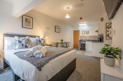 Charles Alexander Short Stay - Charnley House Apartments
