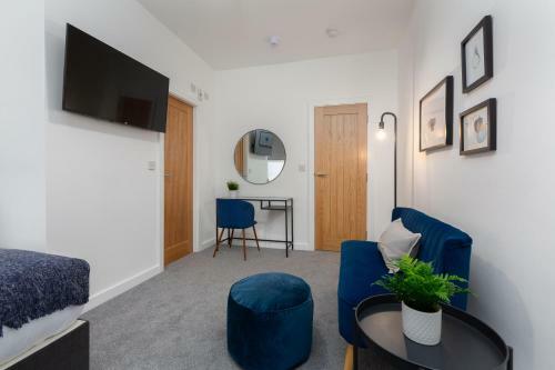 Charles Alexander Short Stay - Charnley House Apartments