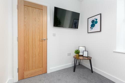 Charles Alexander Short Stay - Charnley House Apartments