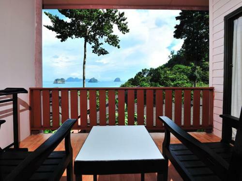 Hotel Koh Ngai Cliff Beach Resort
