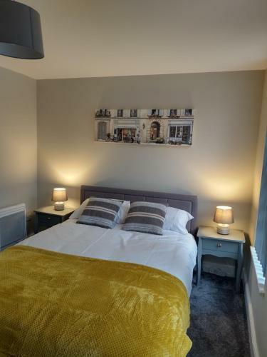 Stylish 2 Bed Apartment Sea Front Location