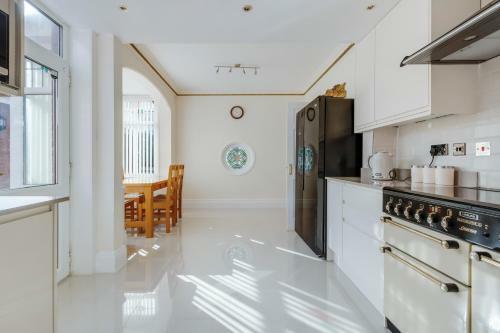 Queens Crest By Sasco Apartments