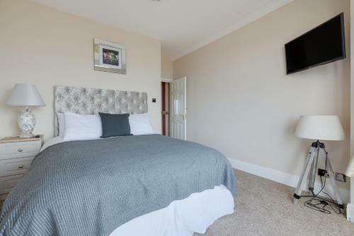 Queens Crest By Sasco Apartments