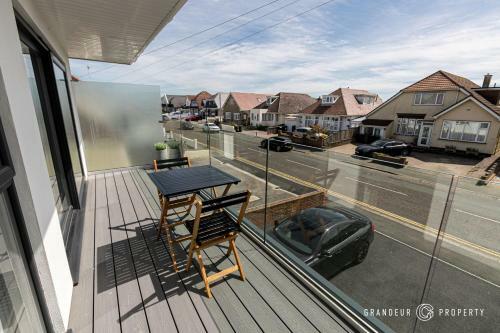 A Romantic Apartment, Balcony & Parking, Close To Beach