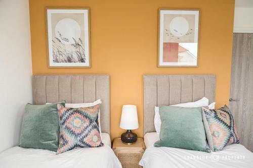 A Romantic Apartment, Balcony & Parking, Close To Beach