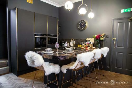 Opulent 2bedroom Apartment, Bournemouth, Parking