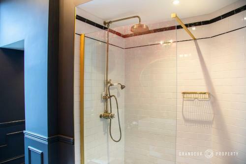 Opulent 2bedroom Apartment, Bournemouth, Parking