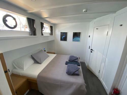 Yacht Room Hotel