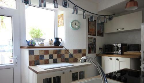Mariners Cottage With Free Parking, Sea Views & Disney Plus