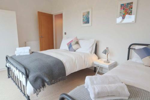 Contemporary 2 Bedroom Apartment With Parking