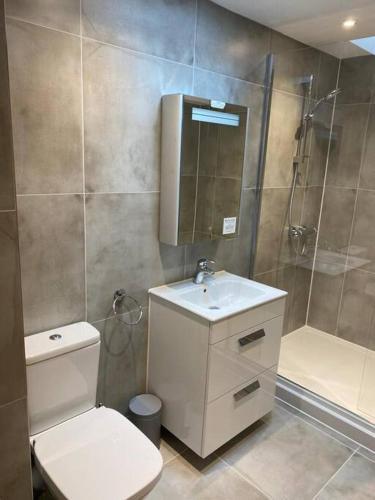Apartamento A Comfortable One Bedroom Property With Open Plan Kitchen/living Area (Flat 5)