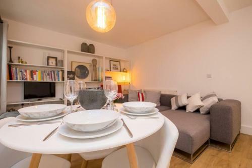 Spacious 2-bed Apartment With Outside Space