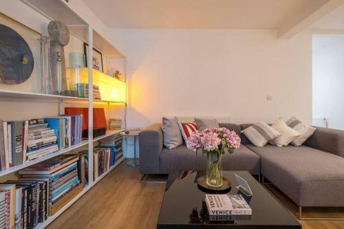 Spacious 2-bed Apartment With Outside Space