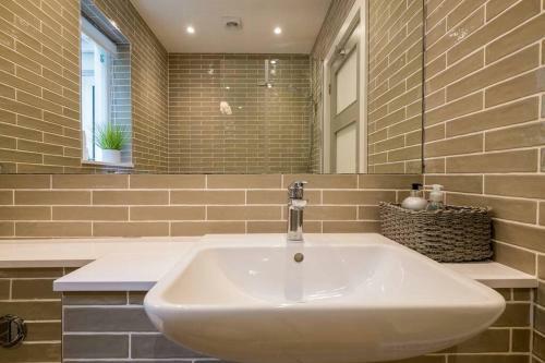 Spacious 2-bed Apartment With Outside Space
