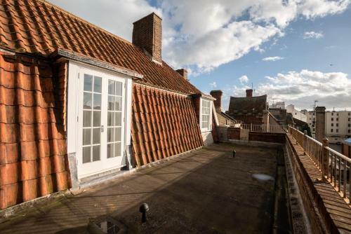 Trendy 1 Bedroom Apartment With Large Terrace Area