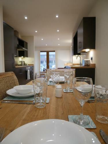 8 Swan House