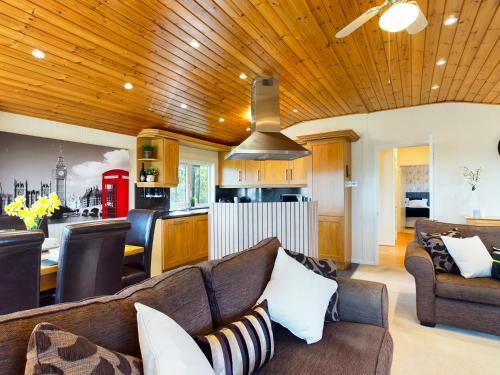 3 Bedroom Lakeview Lodge - Ensuite & Balcony Deck