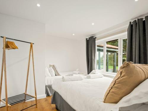 Pass The Keys Newly Refurbished Annex With Parking And Pool