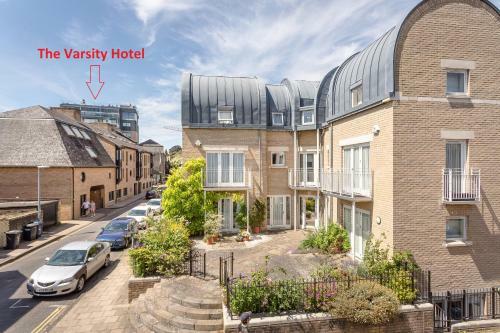 2 Bedroom City Centre Townhouse - With Parking