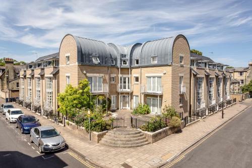 2 Bedroom City Centre Townhouse - With Parking