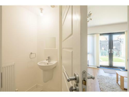 Pass The Keys Modern 2 Bed Property With Balcony And Garden